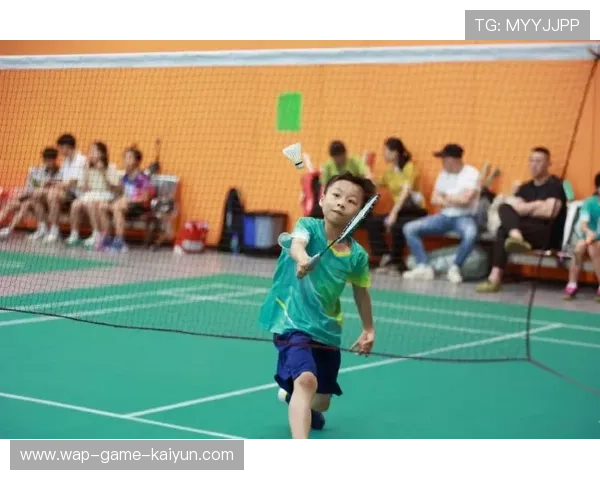 网球裁判跑太慢绊倒